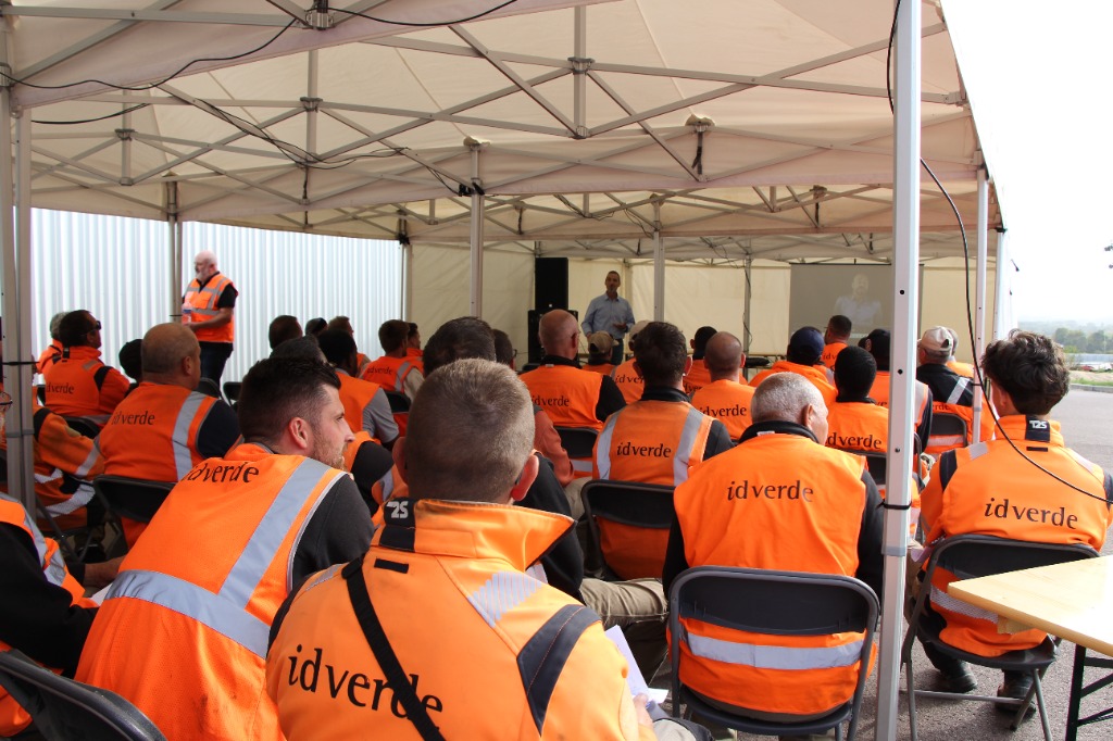Collaborateurs d'Idverde en tenue de travail assistant à la conférence